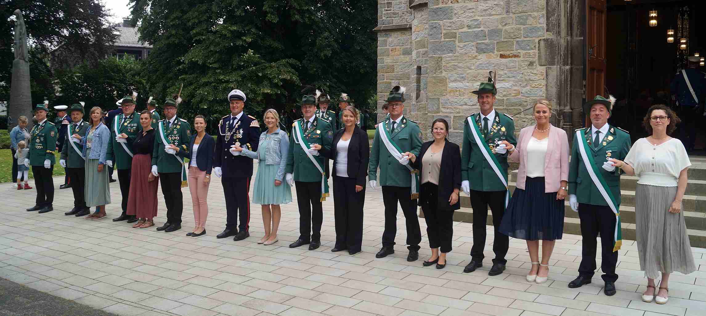 sa Konig vor Kirche Inetnt